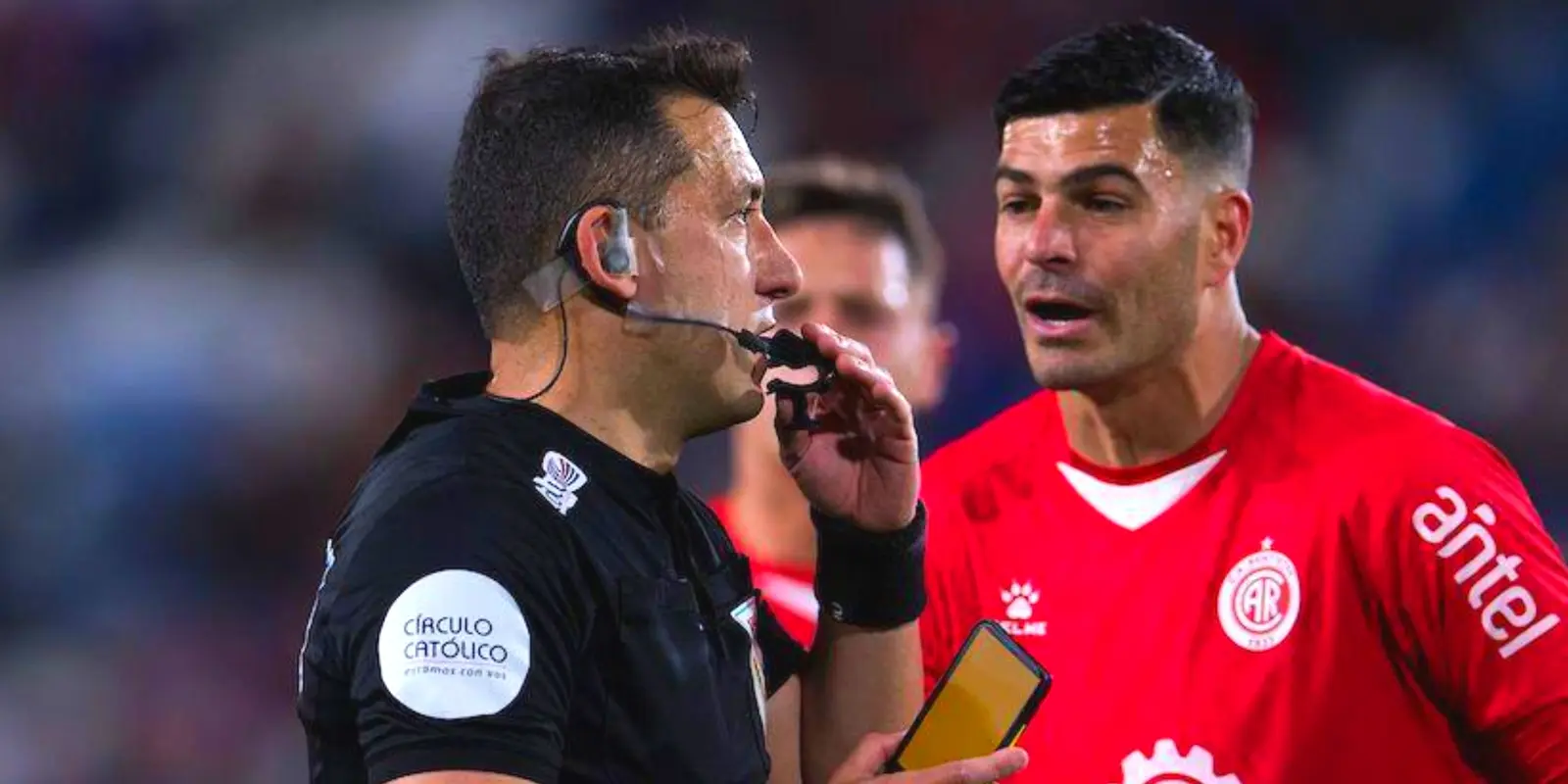 Arbitrul folosește prima Cartă Digitală în meciul din Uruguay